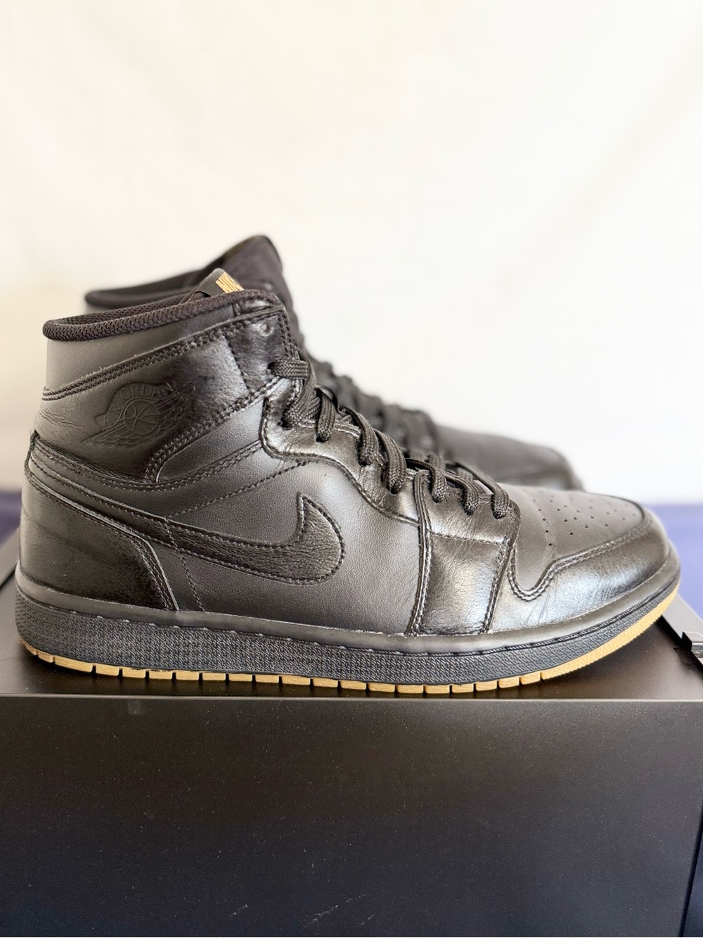 AUTHENTIC Jordan 1 Retro High Black Gum size 9.5 555088-020 2014 PRE-OWNED